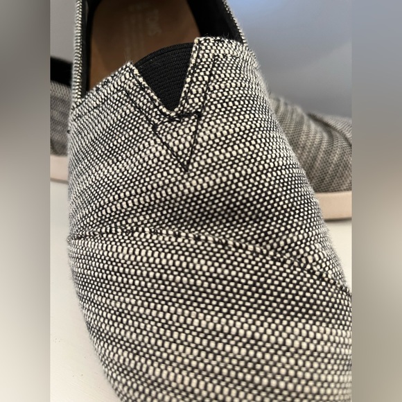 Like New TOMS Women’s Woven Canvas Avalon Slip-on Shoes Black and White - Picture 5 of 10